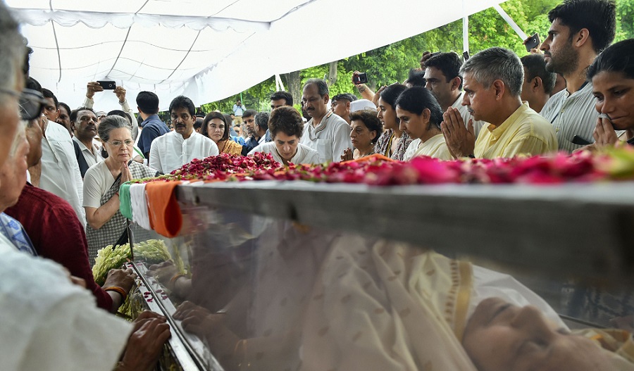 दिल्ली की पूर्व मुख्यमंत्री शीला दीक्षित को कांग्रेस मुख्यालय में श्रद्धांजलि अर्पित करते कांग्रेस संसदीय दल की चेयरपर्सन सोनिया गांधी और पार्टी महासचिव प्रियंका गांधी वाड्रा