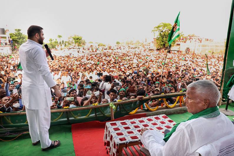 दरभंगा के कुशेश्वर अस्थान विधानसभा क्षेत्र में उपचुनाव से पहले एक रैली में राजद प्रमुख लालू प्रसाद और पार्टी नेता तेजस्वी यादव