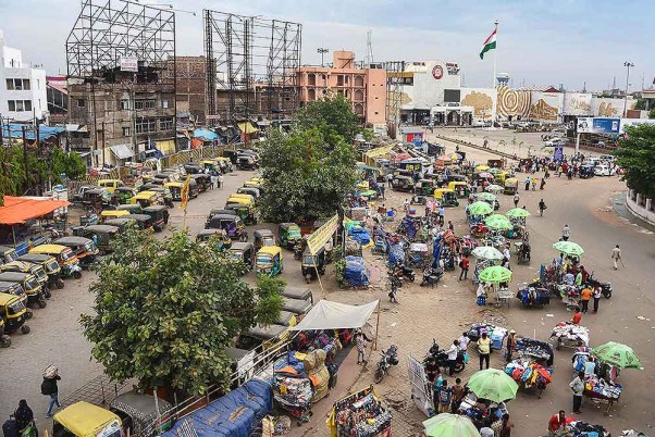पटना में कोरोना के प्रसार को रोकने के लिए लगाए गए लॉकडाउन के दौरान पटना रेलवे स्टेशन के बाहर सड़क के किनारे खड़े स्ट्रीट वेंडर