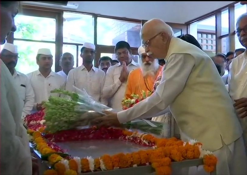 दिल्ली की पूर्व मुख्यमंत्री शीला दीक्षित को श्रद्धांजलि अर्पित करते भारतीय जनता पार्टी के वरिष्ठ नेता लालकृष्ण आडवाणी
