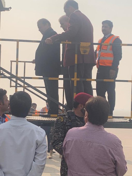 चिकित्सा उपचार के लिए लंदन रवाना होते पाकिस्तान के पूर्व प्रधानमंत्री नवाज शरीफ