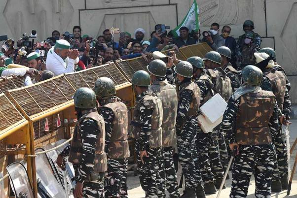 दिल्ली के गाजीपुर बॉर्डर में बीकेयू नेता राकेश टिकैत ने किया सुरक्षाबलों का अभिवादन