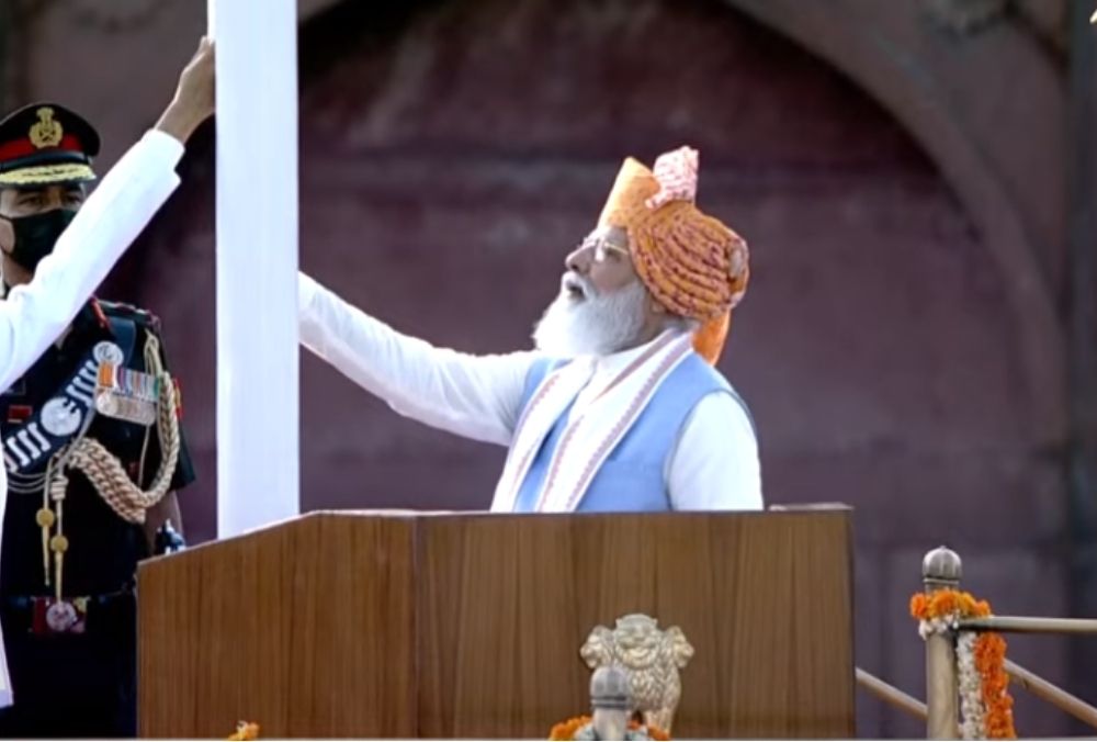 स्वतंत्रता दिवस की 75वीं वर्षगांठ पर नई दिल्ली के लाल किले में तिरंगा झंडा फहराते प्रधानमंत्री नरेंद्र मोदी