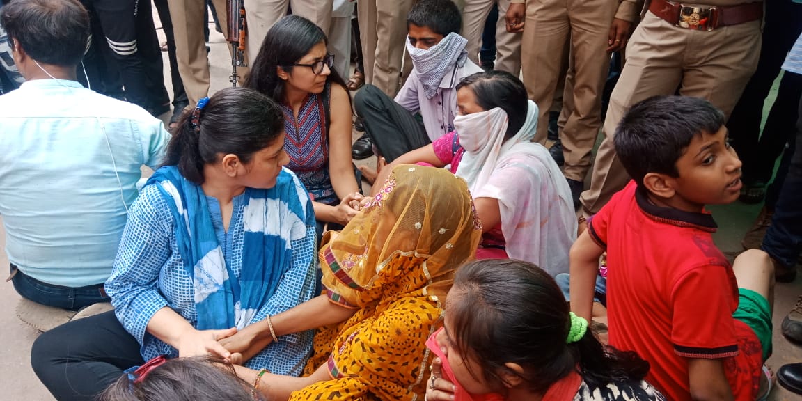 उन्नाव रेप पीड़िता एक्सीडेंट: पीड़ित परिवार के साथ लखनऊ ट्रॉमा सेंटर के बाहर सपा महिला मोर्चा नेता नाहीद लारी और दिल्ली महिला आयोग की अध्यक्ष स्वाति मालीवाल भी धरने पर बैठीं