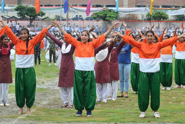 जम्मू के मिनी स्टेडियम में स्वतंत्रता दिवस परेड के लिए रिहर्सल करतीं छात्राएं