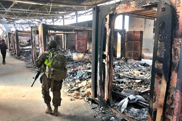 इराक के अनबर में एइन अल-असद एयर बेस पर ईरानी बमबारी की एक साइट पर अमेरिकी सैनिक