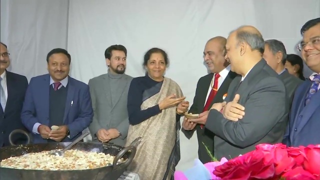 'हलवा रस्म' के साथ आज से शुरू हुई बजट की छपाई, वित्त मंत्री निर्मला सीतारमण ने बांटा हलवा