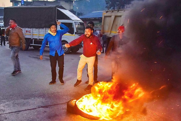 गुवाहाटी में नागरिकता संशोधन बिल के खिलाफ प्रदर्शन करते छात्र