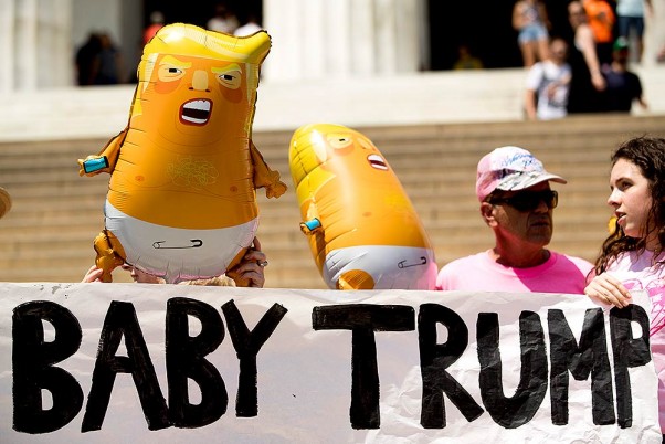 वाशिंगटन में लिंकन मेमोरियल के सामने ‘ट्रंप बेबी’ गुब्बारे लेकर राष्ट्रपति डोनाल्ड ट्रंप का विरोध करते हुए युद्ध विरोधी समूह के सदस्य
