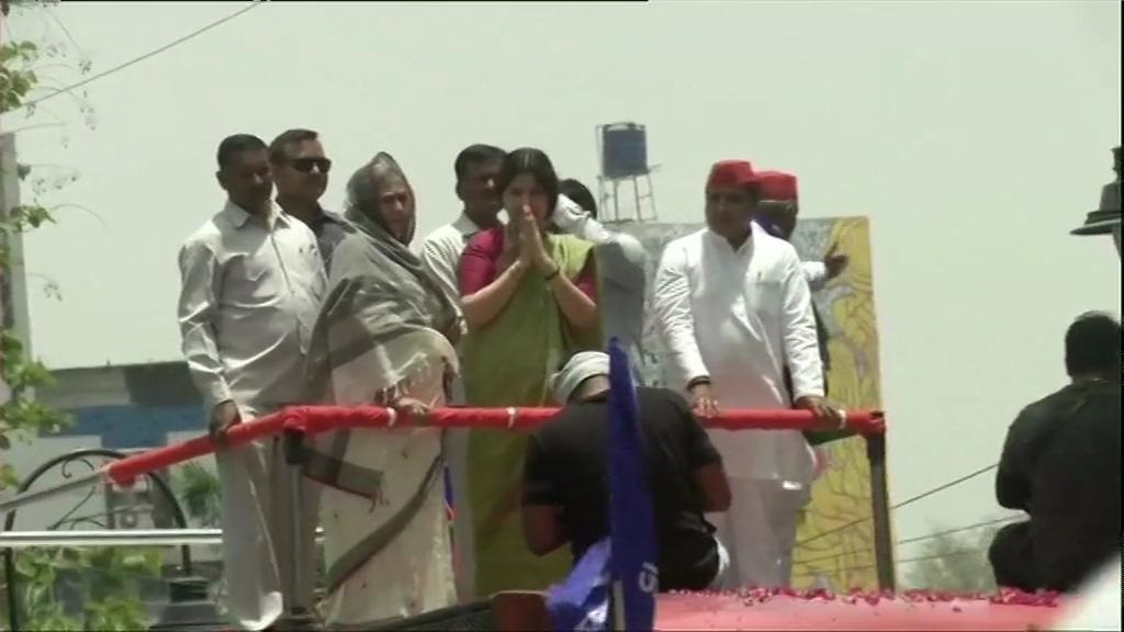 प्रयागराज में एक रोड शो के दौरान समाजवादी पार्टी (सपा) के नेता जया बच्चन और डिंपल यादव