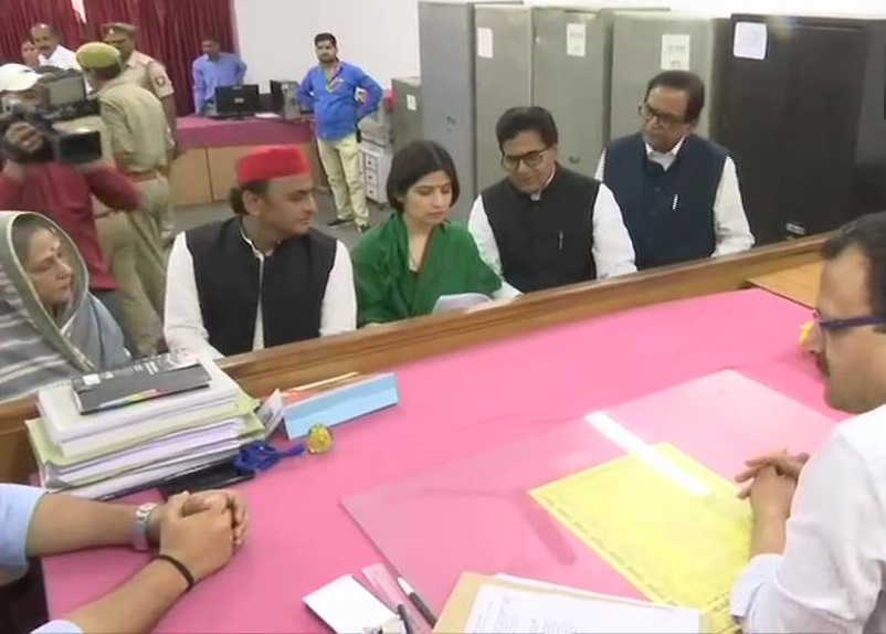 लोकसभा चुनाव के लिए इत्रनगरी कन्नौज में सपा उम्मीदवार डिंपल यादव ने दाखिल किया नामांकन, अखिलेश यादव भी रहे मौजूद