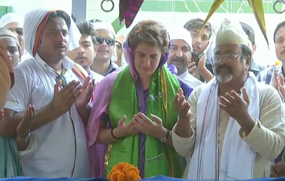 अमेठी में हज़रत मीर इमामुद्दीन दरगाह पर कांग्रेस महासचिव और पूर्वी यूपी की प्रभारी प्रियंका गांधी