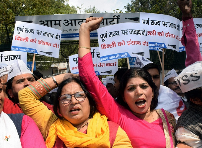 आम आदमी पार्टी के सदस्यों ने दिल्ली प्रदेश कांग्रेस कार्यालय के पास कांग्रेस पार्टी के विरोध में नारे लगाए