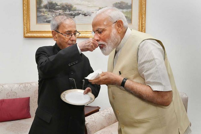 दिल्ली में पूर्व राष्ट्रपति प्रणब मुखर्जी से मुलाकात के दौरान प्रधानमंत्री नरेंद्र मोदी