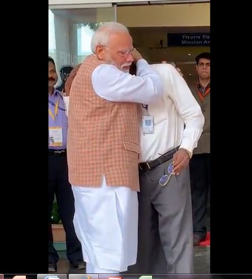 चंद्रयान-2 मिशन पर संबोधन के बाद प्रधानमंत्री नरेंद्र मोदी से गले लगकर रोते इसरो के चेयरमैन के. सिवन