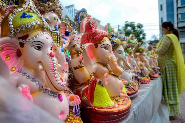 गणेश चतुर्थी उत्सव की पूर्व संध्या पर भगवान गणेश की मूर्तियों से सजा अमृतसर का बाजार