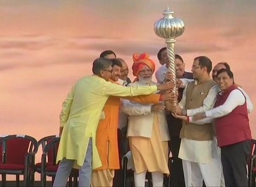रामलीला मैदान में दशहरा महोत्सव के दौरान पीएम मोदी