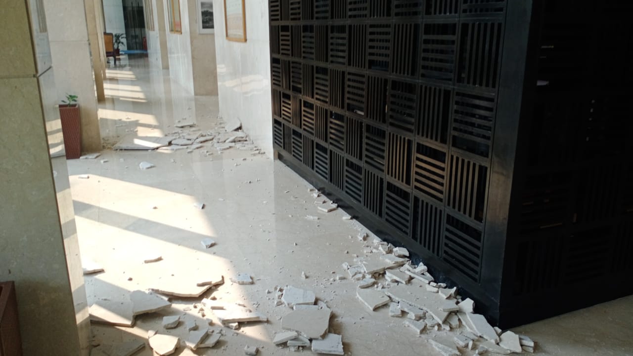 असम के गुवाहाटी, शिलांग समेत पूर्वोत्तर के राज्यों में भूकंप के झटके के बाद एक मकान का दृश्य