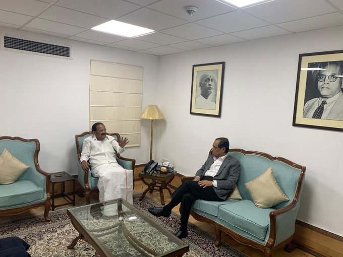 संसद में राज्यसभा के सभापति एम. वेंकैया नायडू से मुलाकात करते पूर्व मुख्य न्यायाधीश रंजन गोगोई
