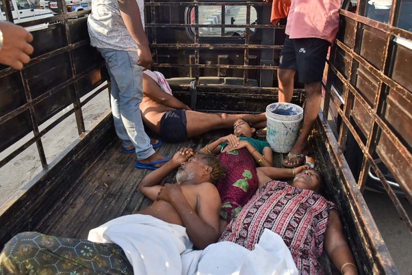 विशाखापत्तनम में रासायनिक गैस रिसाव के कारण गंभीर हालत में लोगों को एक ट्रक में लेटाकर अस्पताल ले जाते हुए