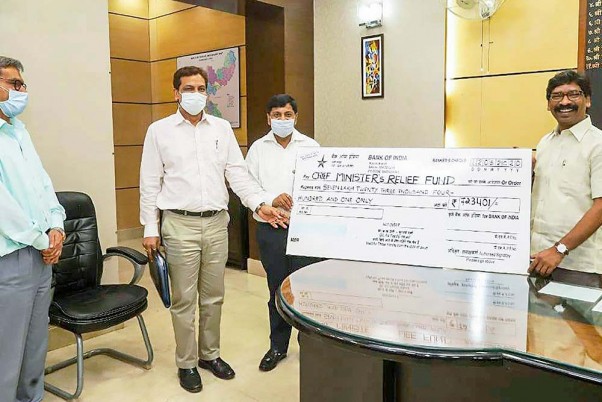 रांची में कोविड-19 संंकट के बीच मुख्यमंत्री राहत कोष के लिए झारखंड के सीएम हेमंत सोरेन को 17,23,401 रुपये का चेक सौंपते भारतीय प्रशासनिक सेवा (झारखंड) के सदस्य