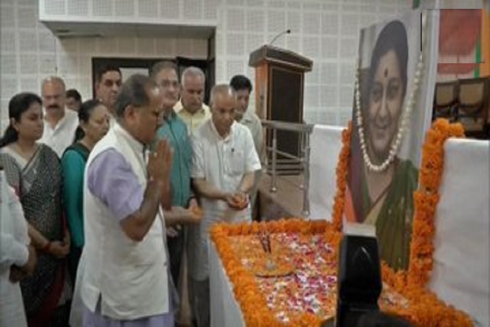 जम्मू में पूर्व विदेश मंत्री सुषमा स्वराज को श्रद्धांजलि देते जम्मू कश्मीर के पूर्व डिप्टी सीएम निर्मल सिंह और भाजपा के अन्य नेता