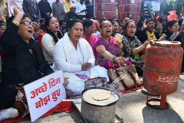 देहरादून में रसोई गैस सिलेंडर की कीमतों में बढ़ोतरी के खिलाफ विरोध प्रदर्शन करते कांग्रेस पार्टी के सदस्य
