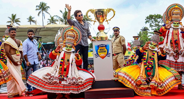 केरल के अलाप्पुझा में 67 वें नेहरू ट्रॉफी बोट रेस के उद्घाटन के दौरान क्रिकेट के दिग्गज सचिन तेंदुलकर