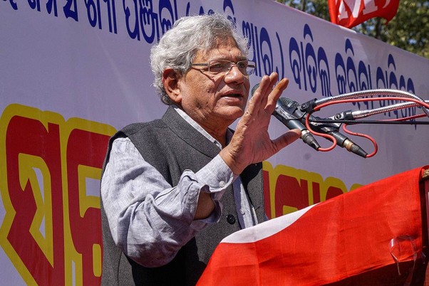 भुवनेश्वर में सीएए, एनआरसी और एनपीआर के खिलाफ एक रैली को संबोधित करते माकपा महासचिव सीताराम येचुरी
