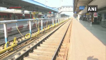 राजधानी दिल्ली में लॉकडाउन के बाद इंद्रप्रस्थ क्लस्टर बस डिपो की पार्किंग में खड़ीं बसें
