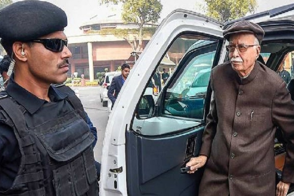 वरिष्ठ भाजपा नेता लालकृष्ण आडवाणी संसद के शीतकालीन सत्र के दौरान।