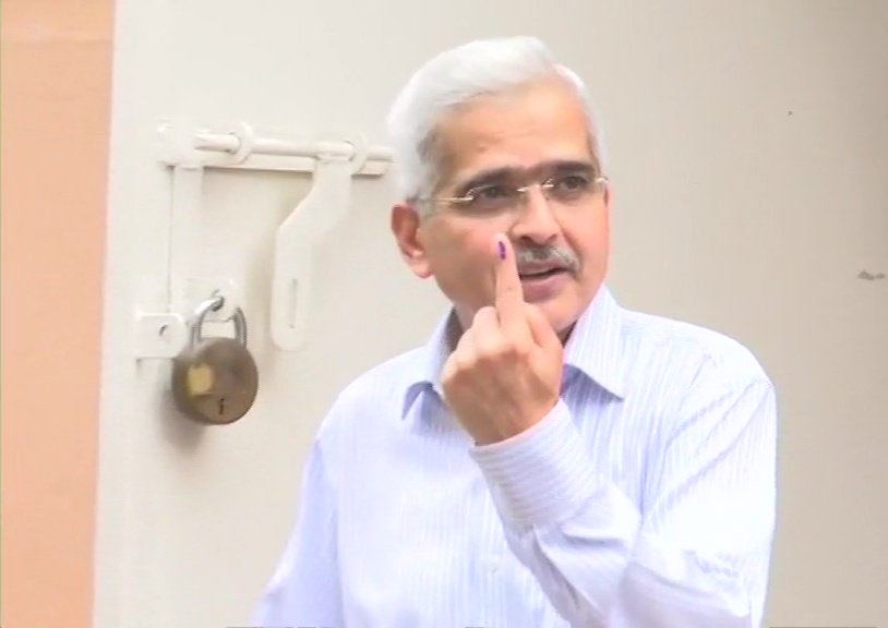 भारतीय रिजर्व बैंक (RBI) के गवर्नर शक्तिकांत दास ने मुंबई के पेडर रोड के पोलिंग बूथ पर अपना वोट डाला