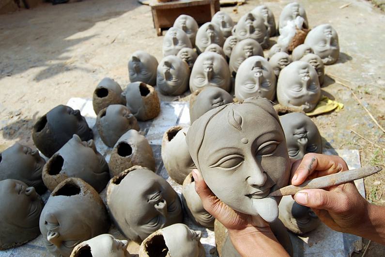 धनबाद में काली पूजा से पहले देवी काली की मूर्ति को अंतिम रूप देते कलाकार