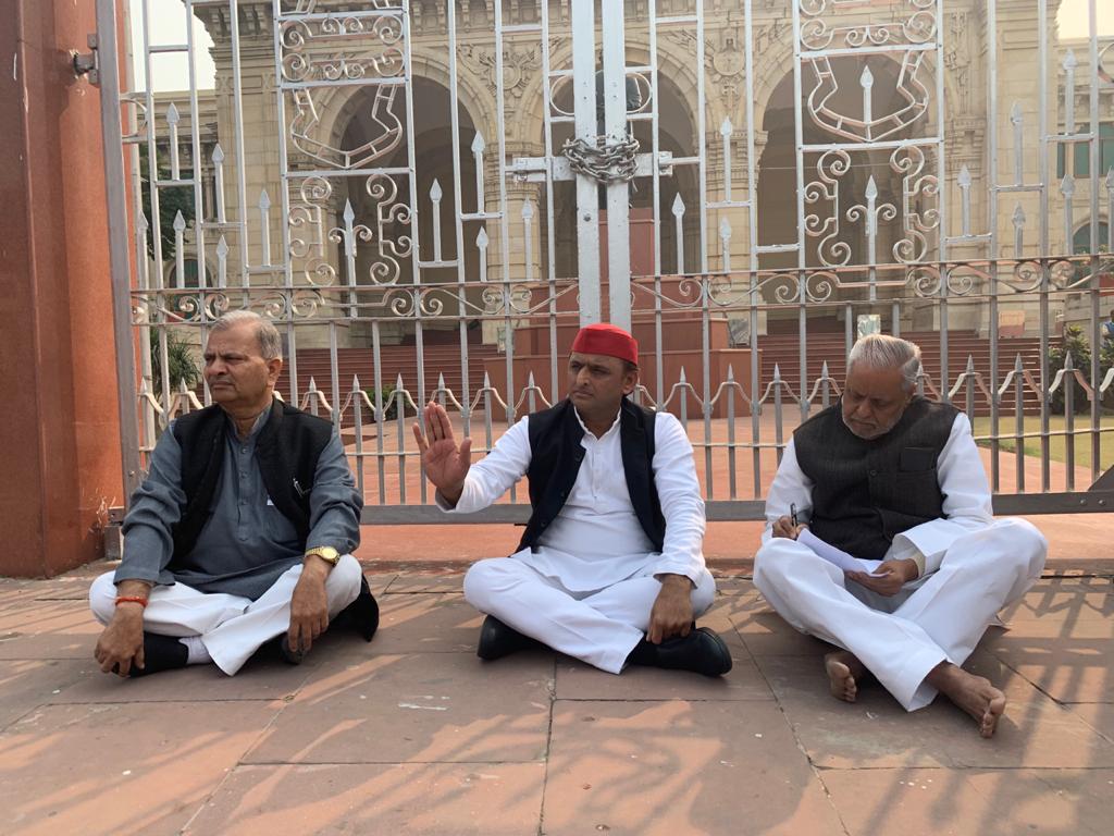 उन्नाव मामले को लेकर यूपी विधानसभा के बाहर धरने पर बैठे अखिलेश यादव, साथ में सपा प्रदेश अध्यक्ष नरेश उत्तम पटेल और पार्टी के वरिष्ठ नेता राजेंद्र चौधरी भी हैं