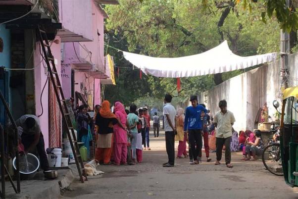 दिल्ली के रविदास कैंप में निर्भया के चार दोषियों में से एक पवन गुप्ता के शव आने की प्रतीक्षा करते परिवार के सदस्य