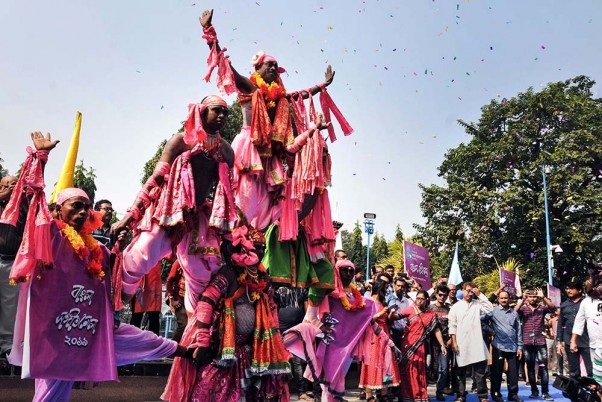 कोलकाता में 'बांग्ला संगीत मेला-2019' के दौरान प्रस्तुति देते लोक कलाकार