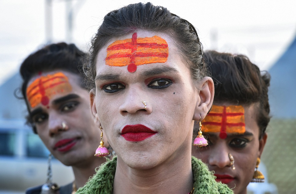 प्रयागराज  में चल रहे कुंभ मेला के दौरान किन्नर अखाड़ा के सदस्य