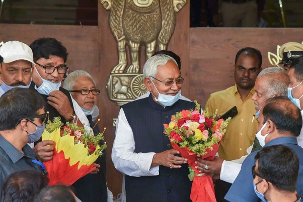 बिहार के मुख्यमंत्री नीतीश कुमार के 70वें जन्मदिन पर बधाईयां देते जनता दल यूनाइटेड के विधायक