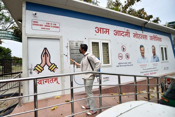 राजधानी दिल्ली के आईपी एक्सटेंशन में कोरोना वायरस महामारी के मद्देनजर लगाए गए देशव्यापी तालाबंदी के दौरान एक बंद मौहल्ला क्लिनिक में कीटाणुनाशक का छिड़काव करता कार्यकर्ता