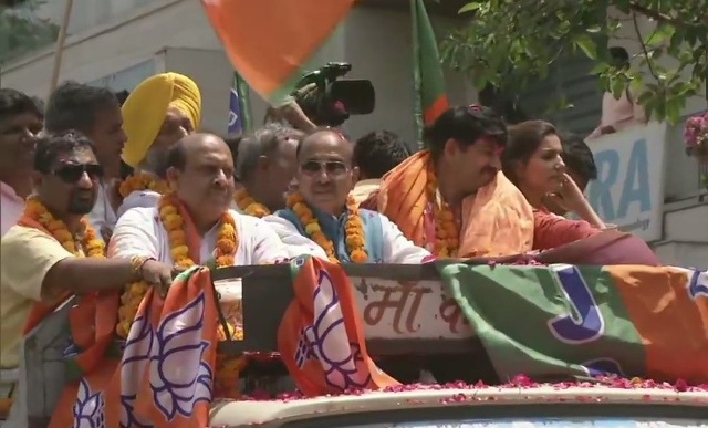दिल्ली में रोड शो करते उत्तर पूर्वी दिल्ली से भाजपा के लोकसभा उम्मीदवार मनोज तिवारी, साथ में केंद्रीय मंत्री विजय गोयल और हरियाणवी गायिका और डांसर सपना चौधरी भी मौजूद