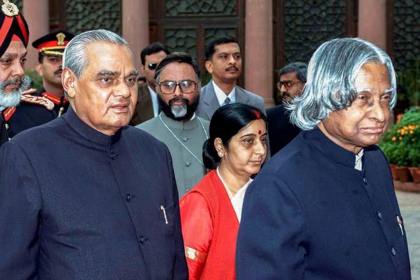 पुरानी तस्वीर: संसद के बजट सत्र के उद्घाटन दिवस के दौरान सुषमा स्वराज के साथ पूर्व प्रधानमंत्री अटल बिहारी वाजपेयी और तत्कालीन राष्ट्रपति डॉ. ए.पी.जे. अब्दुल कलाम