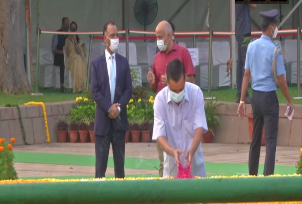 लाल बहादुर शास्त्री की जयंती पर विजय घाट पर उन्हें श्रद्धांजलि अर्पित करते सीएम केजरीवाल और उपमुख्यमंत्री सिसोदिया