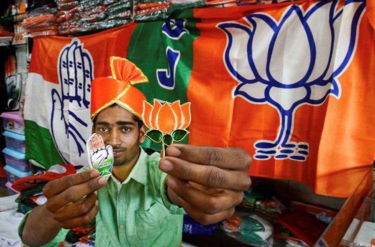 लोकसभा चुनाव के मद्देनजर जबलपुर में राजनीतिक दलों के प्रचार सामग्री के साथ दुकानदार