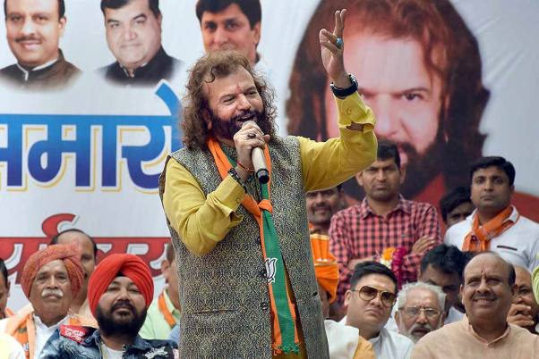 नई दिल्ली स्थित रोहिणी में उत्तर-पश्चिम निर्वाचन क्षेत्र के लिए चुनाव कार्यालय के उद्घाटन के दौरान पंजाबी गायक और उत्तर पश्चिम दिल्ली सीट से भाजपा उम्मीदवार हंस राज हंस