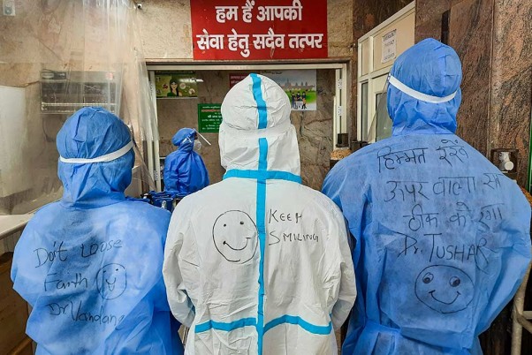 मरीजों की मदद के लिए ग्रेटर नोएडा के गवर्नमेंट इंस्टीट्यूट ऑफ मेडिकल साइंसेज में डॉ. के पीपीई किट के पीछे लिखे उनके नाम