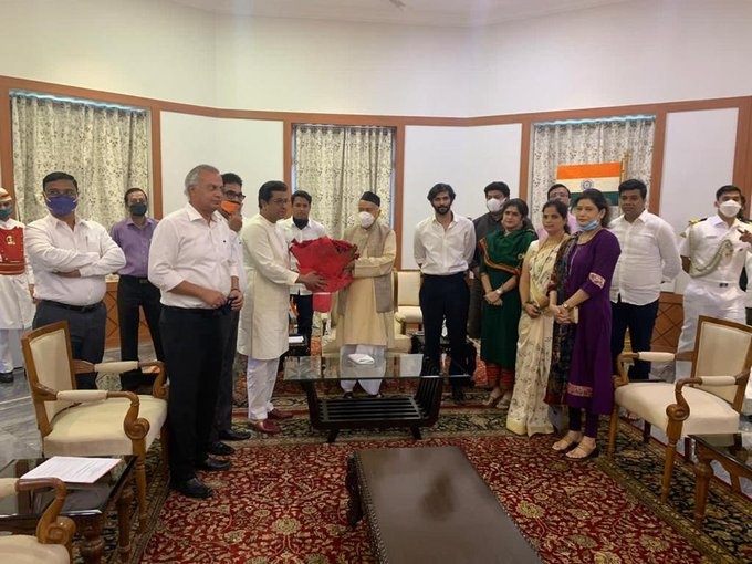 मुंबई: राजभवन में महाराष्ट्र नवनिर्माण सेना के प्रमुख राज ठाकरे ने राज्यपाल भगत सिंह कोश्यारी से मुलाकात की