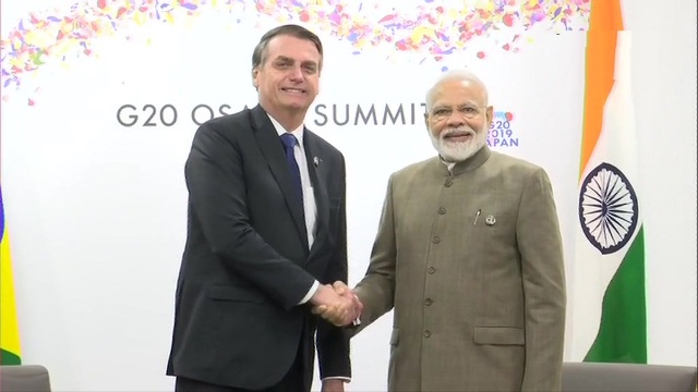 जापान: प्रधानमंत्री नरेंद्र मोदी ने ओसाका में ब्राजील के राष्ट्रपति जेयर बोल्सोनारो के साथ जी20 समिट के मौके पर द्विपक्षीय बैठक की।