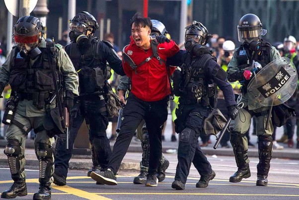 हांगकांग में एक रैली के दौरान लोकतंत्र समर्थक प्रदर्शनकारियों को हिरासत में ले जाती पुलिस