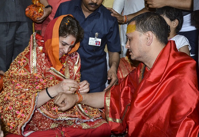कांग्रेस महासचिव प्रियंका गांधी वाड्रा ने मिर्जापुर जिले के विंध्यवासिनी मंदिर में पूजा-अर्चना की