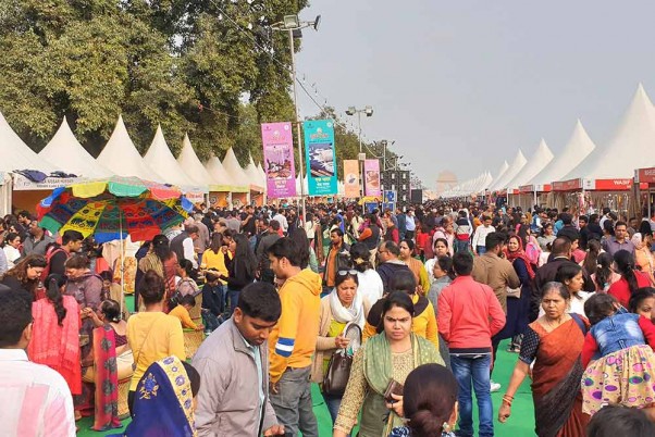 नई दिल्ली के राजपथ पर अल्पसंख्यक मामलों के मंत्रालय की ओर से आयोजित हुनर हाट मेले को देखने आए लोग
